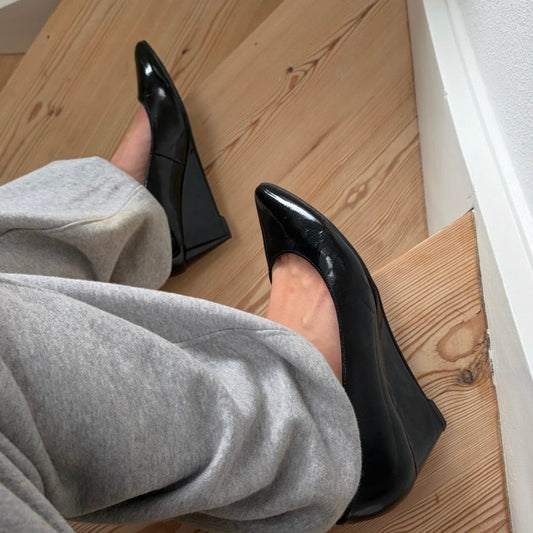 Black wedges