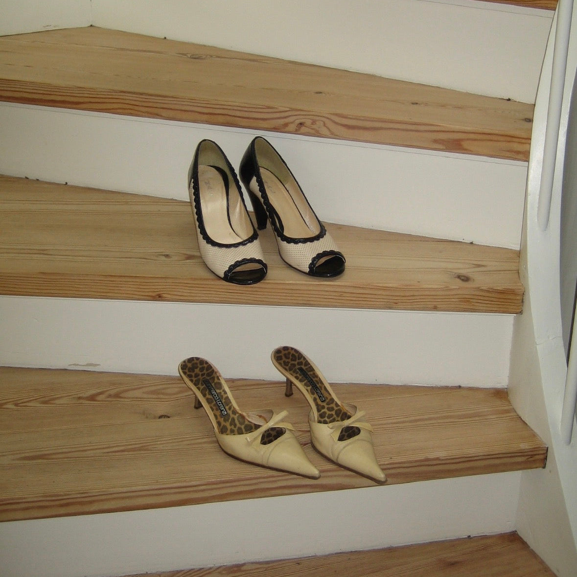 Bow kitten heel