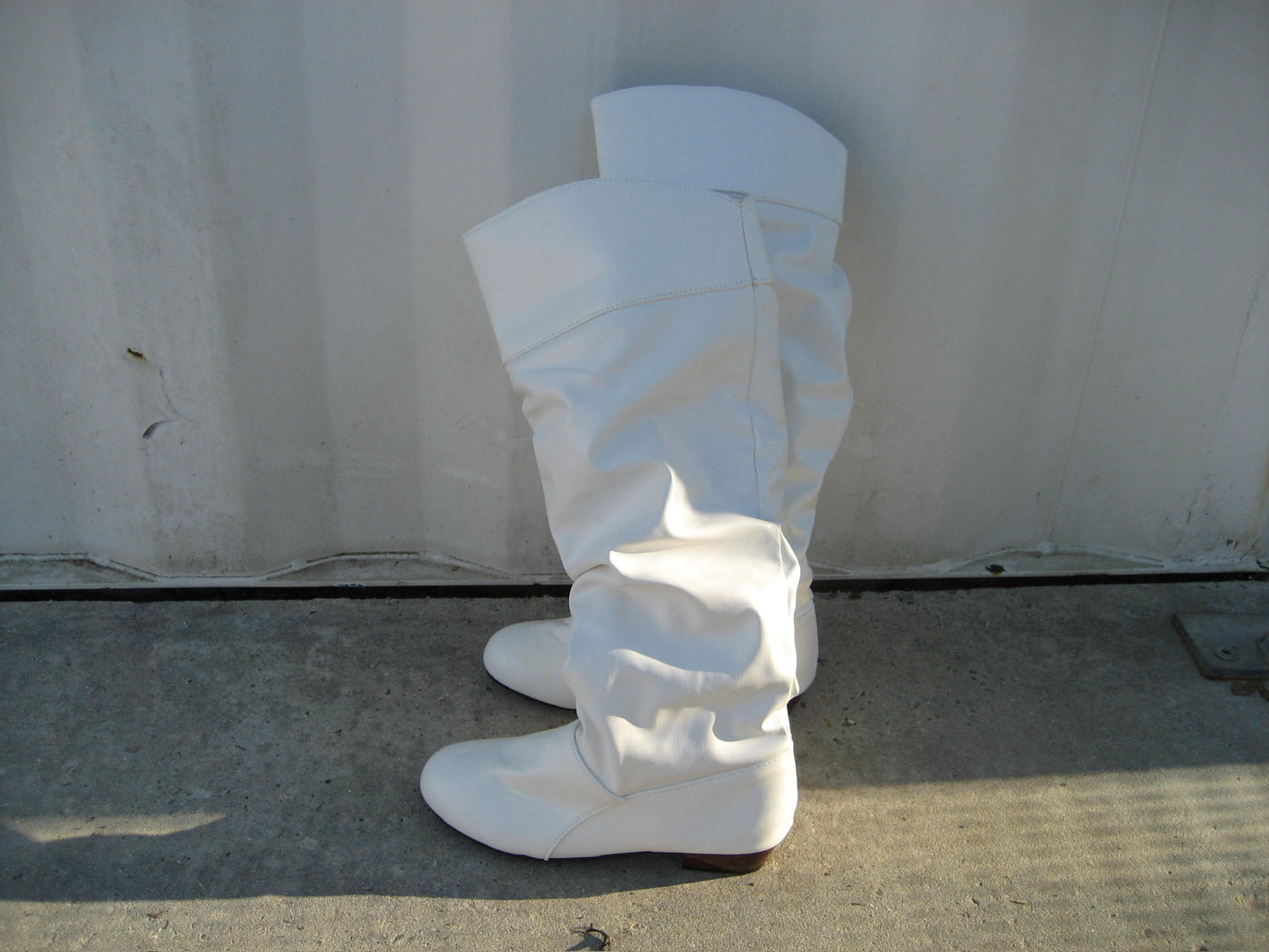 WHITE BOOTS