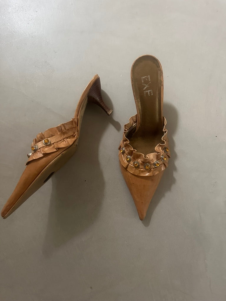 Brown kitten heels with stone details