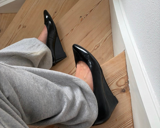Black wedges